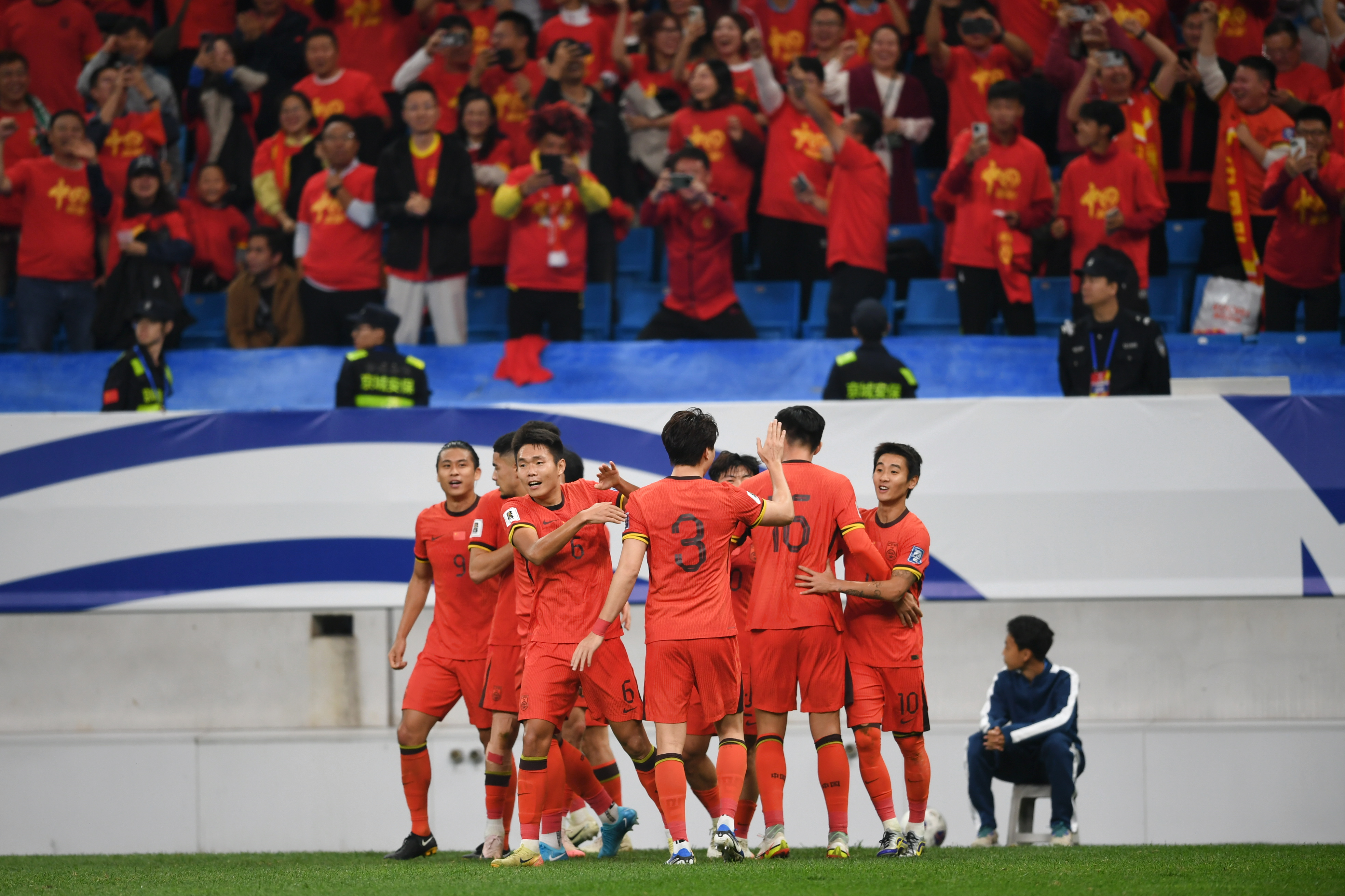 国足1-0领先印尼，心灵觉醒之旅的开始