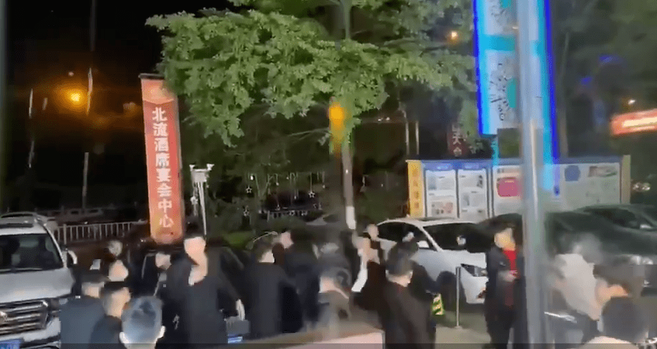 4949澳门精准免费大全2023_男子进小区被拦后辱骂保安,精细设计解析策略_Advance90.54.51