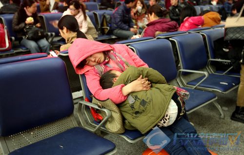 两准大学生火车站暖心守护，一夜之间的母爱与青春担当