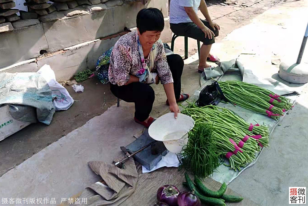 孙子结婚，奶奶卖菜攒万元厚礼表达深深祝福与心意