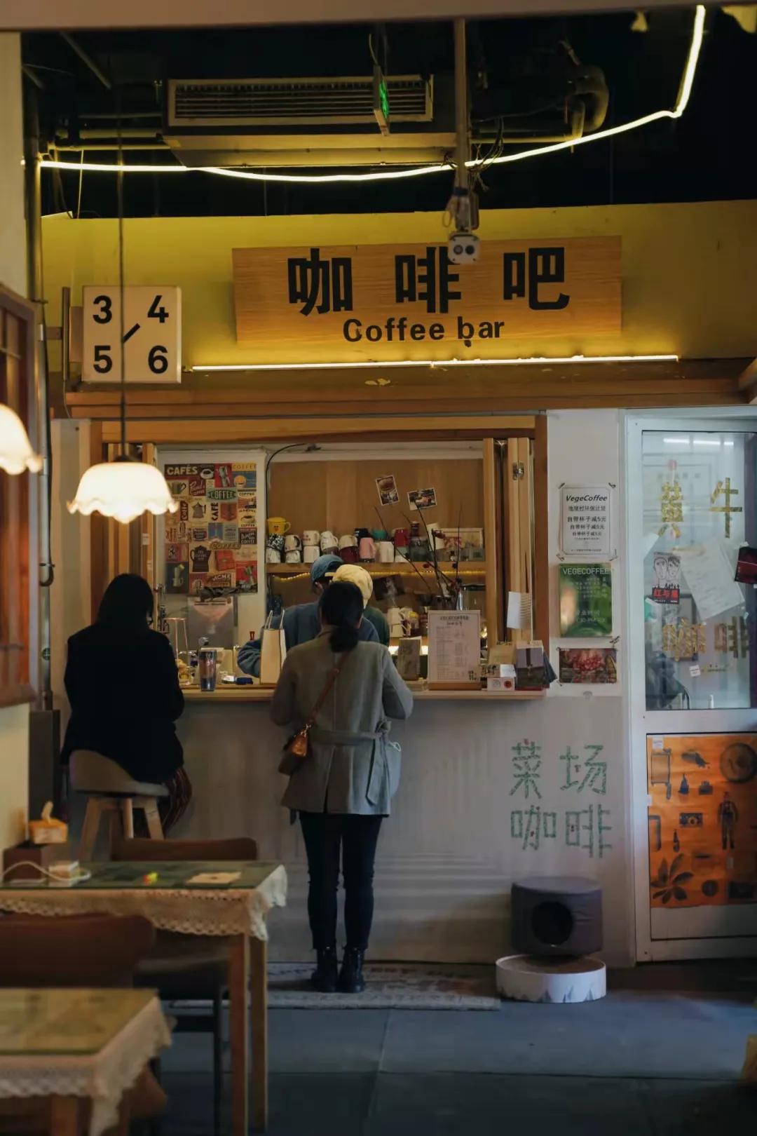 手机充电器最新版，小巷中的魅力小店探索记